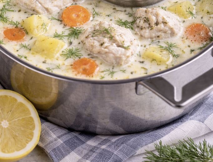 Maito kuuluu monien mielestä kalakeittoon.